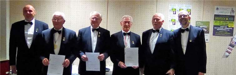 Die beiden Vorsitzenden des MGV MB mit den Jubilaren (v.l.n.r): Christoph Kuhl - 2. Vorsitzender, Franz Kuch, Erich Ackermann, Hermann Altenhofen, Geburtstagskind Erhard Altenhofen und Michael Kien - 1. Vorsitzender.