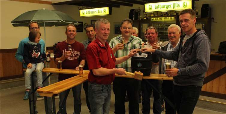 Die beiden Vorsitzenden des SV Hain, Thomas Oligschläger und Dirk Meier (vorne v.re.) nahmen den obligatorischen Fassanstich zur Kirmeseröffnung vor. WK