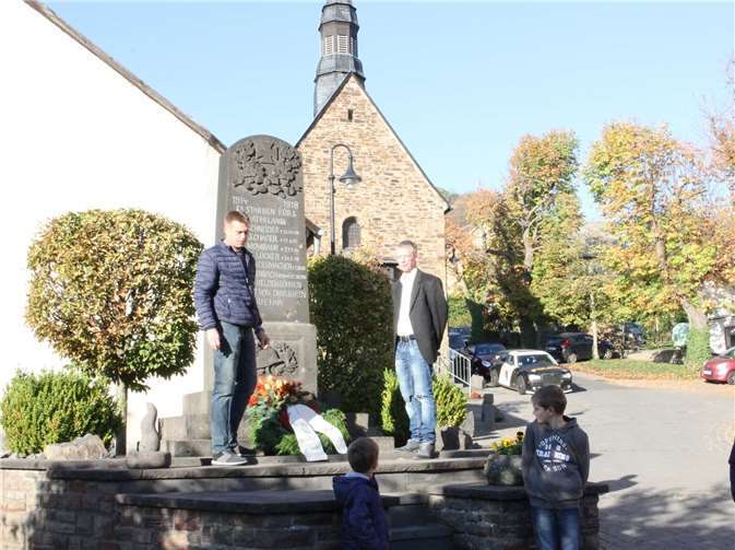 Die beiden Vorsitzenden des SV Hain legten zu Ehren der Gefallenen der beiden Weltkriege am Kriegerehrenmal einen Kranz nieder.