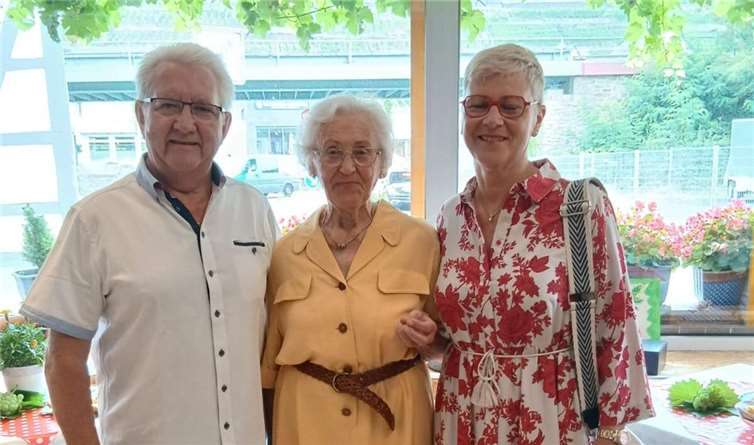 Der SV Walporzheim gratulierte Die beiden Vorsitzenden des Sportvereins Annette Sebastian und Edgar Flohe mit Frau Rosemarie Knieps. Foto: privat