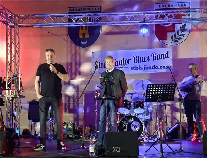 Hilfe für die Ukraine – I play the blues for you Die beiden Vorsitzenden des Vereins Sascha Uvira (li.) und Gregor Nelles eröffneten den Abend.