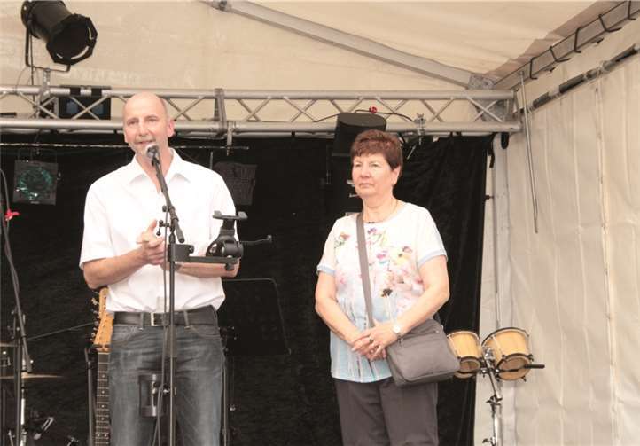 Die beiden Vorsitzenden des Vereinsrings, Irene Herrmann und Peter Stäblein begrüßen die zahlreichen Gäste beim 6. Vallendarer Stadtfest.