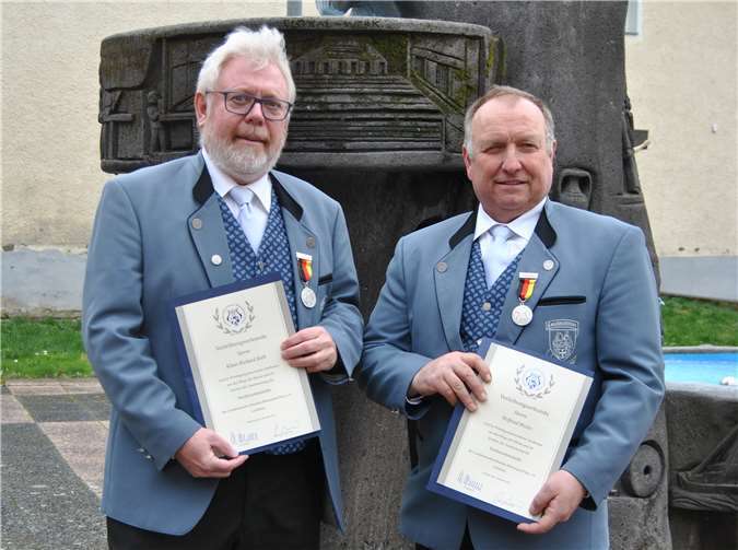 Die beiden Vorsitzenden mit ihren Urkunden vom Kreismusikverband. Foto: privat