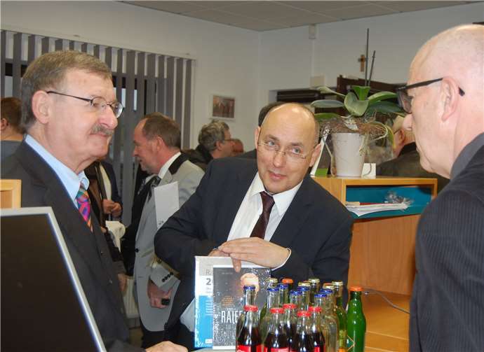 Die beiden Vorstände Udo Link (rechts) und Bruno Becker (Mitte) im Gespräch mit Josef Zolk.