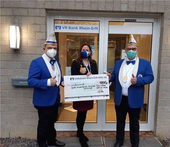 Die beiden Vorstandsmitglieder der Großen Heimerzheimer Karnevalsgesellschaft Manfred Lütz und Jürgen Luppus freuten sich über einen Spendenscheck in Höhe von 1.000 Euro von Ursula Rögel, Filialleiterin der Volksbank Rhein-Erft-Köln eG.Foto: Privat