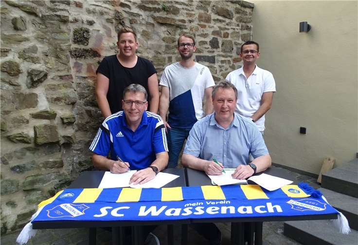 Die beiden Vorstandsvorsitzenden Ralf Dünchel (li.) und Michael Bresk unterzeichnen den Kooperationsvertrag. Ganz zur Freude der anwesenden Vorstandsmitglieder (v.li.) Thomas Kloppe, René Loth und Michael Schilberz.Privat