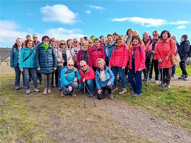 Die beiden Wanderführerinnen Gisela Gingele und Hilde Hambuch-Müller hatten die Mitglieder und Gäste des Eifelvereins Andernach zu einer sehr schönen Wanderung am Rhein eingeladen. Foto: privat