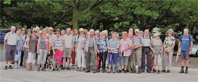 Die beiden Wanderführerinnen Maria Zimmermann und Regina Schiff konnten zur Wanderung um den Laacher See an die 50 Wanderfreunde begrüßen. privat