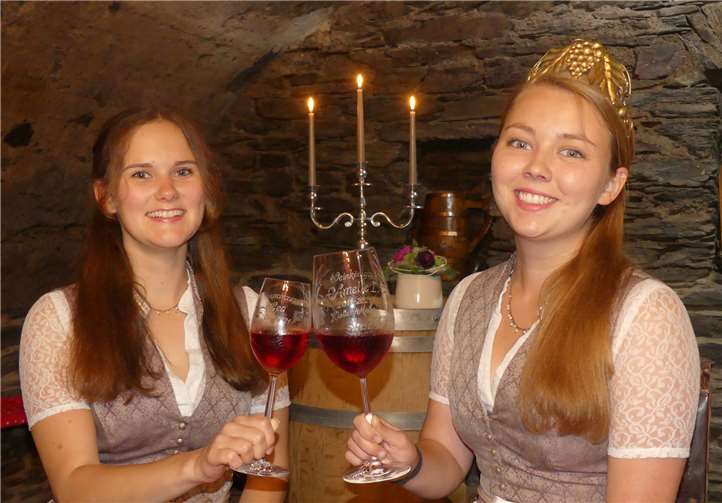 Die beiden Weinregentinnen Amelie I. und Lea halten für gewogene Weinfreunde ein Online-Weinfest-Paket bereit.Foto: TE