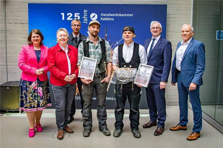 Die beiden Zimmerleute Jan Vockel (4. von links) und Louis Marx (3. von rechts) wurden von (von links) Alexandra Marzi (Bürgermeisterin VG Wirges), Ulrike Mohrs (Bürgermeisterin Stadt Koblenz), Meik Maxeiner (Leiter Amt für Brand- und Katastrophenschutz Stadt Koblenz), Jürgen Süs (Behördenleiter Polizeipräsidium Koblenz) und Kurt Krautscheid (Präsident Handwerkskammer Koblenz) für ihren mutigen Einsatz bei einem Wohnhausbrand im Koblenzer Stadtteil Ehrenbreitstein im März ausgezeichnet.  Foto: Stadt Koblenz/Andreas Egenolf