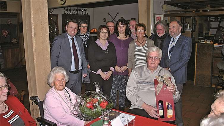 Die beiden ältesten Anwesenden, Maria Perelom, 99 Jahre, und Gerd Schöf, 86 Jahre (vorne sitzend), wurden durch Ortsvorsteher Alexander Albrecht sowie Mitglieder des Ortsbeirates geehrt.RÜ