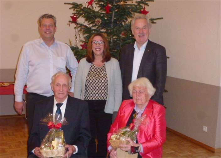 Die beiden ältesten Besucher Hildegard Degenhardt und Karl Zimmer wurden geehrt. privat