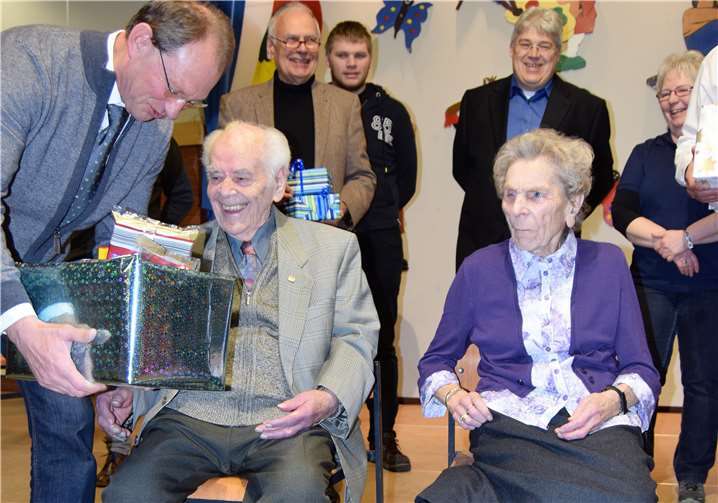 Die beiden ältesten Bürger Josef Krämer (91) und Hildegard Ruschke (92) wurden von Ortsvorsteher Kurt Brozio besonders geehrt.
