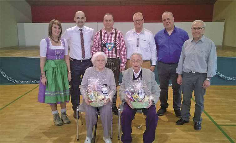 Die beiden ältesten Teilnehmer, Luise Schütz (90) und Hermann Haider (91), fühlten sich bei den Ratsmitgliedern, bei Verbandsbürgermeister Johannes Bell und bei Ortsbürgermeister Eugen Schmitt wohl.privat