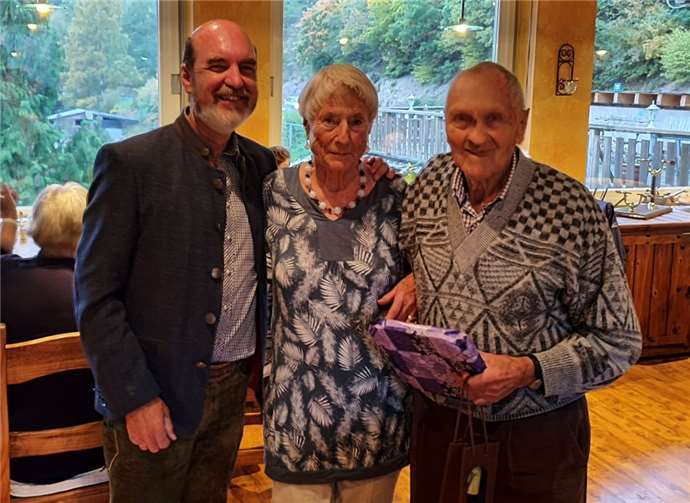 Die beiden ältesten Teilnehmer, Roseliese Marx und Peter Hackenbruch, erhielten aus den Händen voon Ortsbürgermeister Rudolf Wingender (l.) ein Präsent.