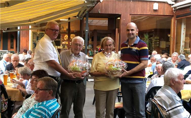 Die beiden ältesten Teilnehmer wurden mit einem Präsentkorb geehrt. V. li.: Ortsbürgermeister Eugen Schmitt mit Josef Hilger (90 Jahre ), Thea Bermel (91 Jahre ) und dem 1. Beigeordneten Christof Bürger. privat