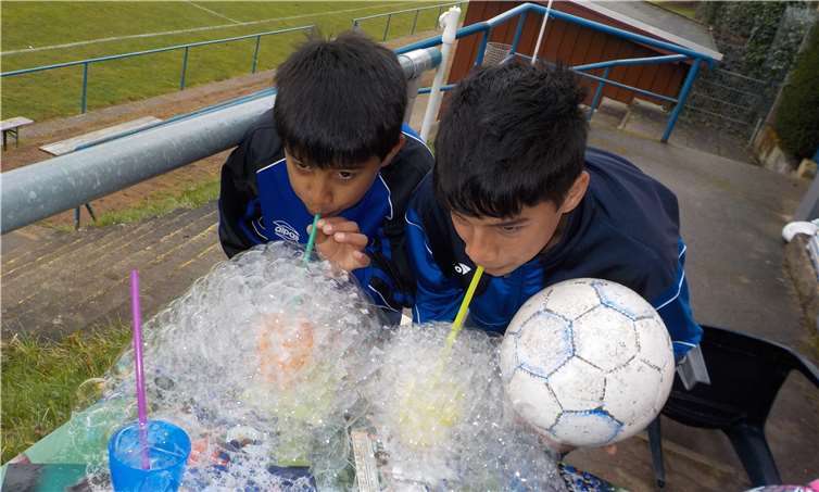 Die beiden afghanischen Jungen hatten viel Spaß mit den durchführten Experimenten.privat