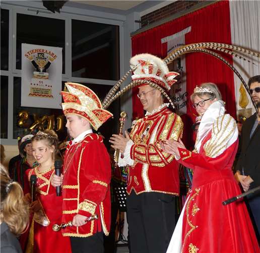 Die beiden amtierenden Prinzenpaare des KC Edschara Stiehkraare stellte sich dem närrischen Auditorium in flotten Versen vor.