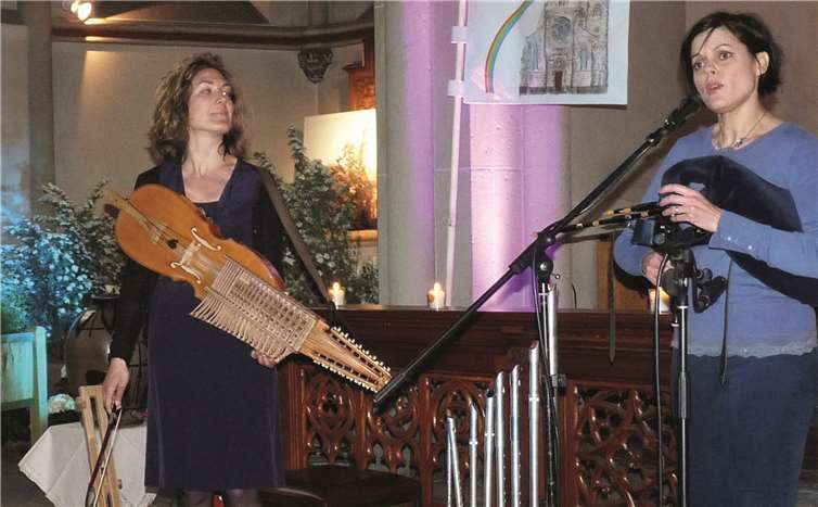 Die beiden attraktiven Künstlerinnen Joanne McIver (re.) und Eléonore Billy überzeugten mit herausragenden Darbietungen.