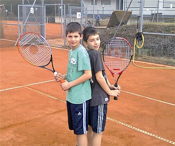 Die beiden begeisterten Tennisspieler Justin Stürz (links) und Yannick Haeser-Reif haben die allerersten Ballwechsel gespielt. privat