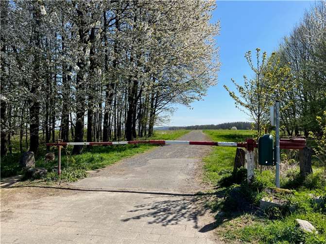 Die beiden bestehenden Schranken an der K168 (Richtung Niederelbert) und an der L326 (Richtung Holler) werden mit Schlössern versehen und abgeschlossen.  Foto: VG Montabaur