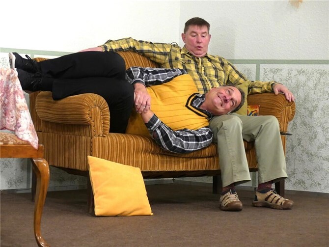 Die beiden durchgeknallten Chaoten Manni und Rudi sind beste Freunde, können sich aber gegenseitig nicht helfen.