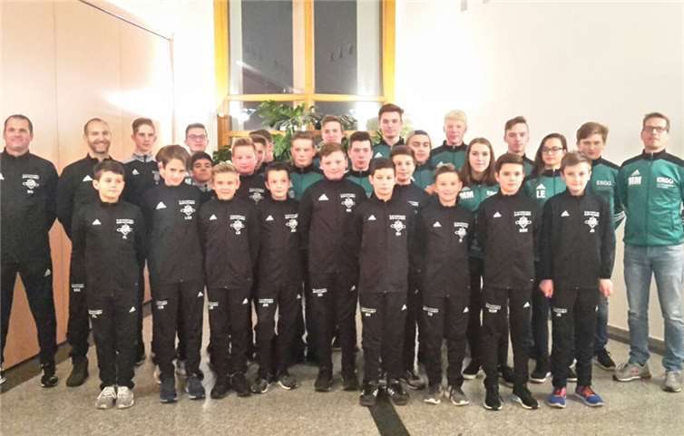 Die beiden erfolgreichen Mannschaften mit ihren Trainern.privat