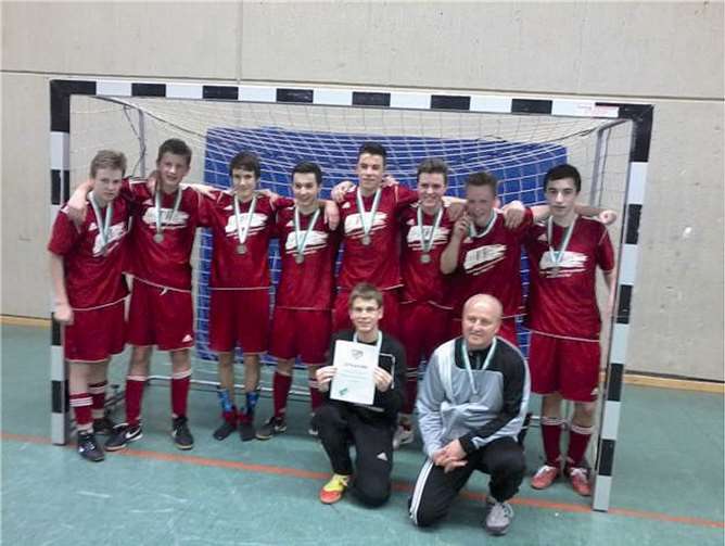 Die beiden erfolgreichen Teams nach der Siegerehrung (Kreismeister JSG II in rot), bei der es neben der Siegermedaille auch einen Geldpreis vom Kreis gab.privat