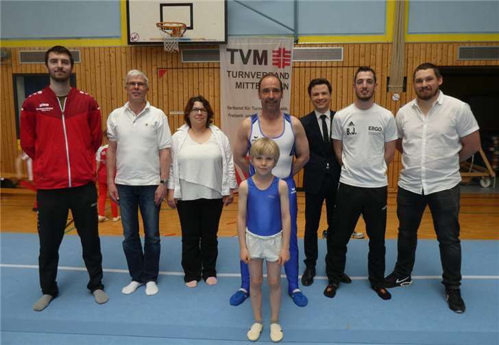 Die beiden erfolgreichen Turner Julius Ritter v. Baeyer und Ralf Schlich mit den Kampfrichtern (v.l.) Lukas Müller, Robert Ehlen, Monika Otto, Lars Sipmann, Benedikt Juchem und Daniel Wagenleitner.  Foto: privat