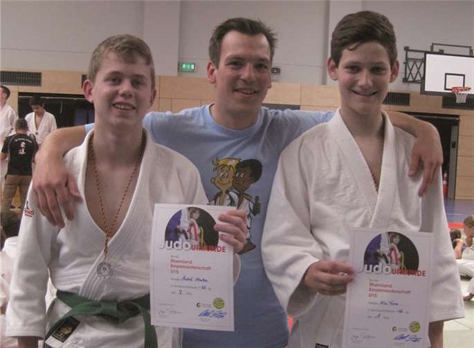 Die beiden erfolgreichen U15-Judoka des JC Maifeld Nico Ternes und Andre Mertes mit Trainer Holger Schenk nach der Siegerehrung. privat