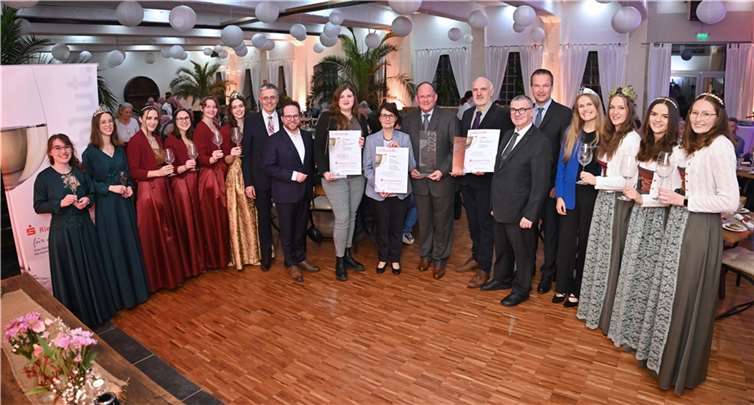 Die beiden erfolgreichsten Weinbaubetriebe wurden in feierlichem Rahmen in Paulys Abfüllhalle in Hatzenport geehrt. Im Beisein der Weinmajestäten gratulierten die beiden KSK-Vorstände Karl-Josef Esch und Christoph Weitzel mit Landrat Dr. Alexander Saftig und dem ersten Beigeordneten Pascal Badziong den Winzern Rainer Moskopp aus Mülheim-Kärlich und Josef Weckbecker aus Moselkern zu ihren Erfolgen beim diesjährigen Wettbewerb zum Sparkassen-Riesling des Jahres.  Foto: KSK Mayen/ Ralph Künzel