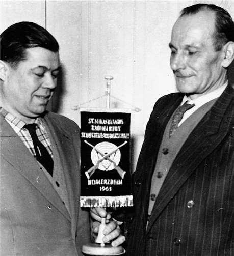 Die beiden früheren Brudermeister Peter Krahe (li.) und Heinrich Schoenenberg kurz nach dem Zusammenschluss mit dem neuen Vereinswimpel, der kurze Zeit später verschwand.