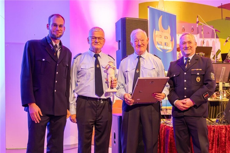 Die beiden für ihre langjährige Mitgliedschaft geehrten Mitglieder gemeinsam mit Musikzugführer Heinz-Werner Hömig und seinem Stellvertreter Jan Engelskirchen.