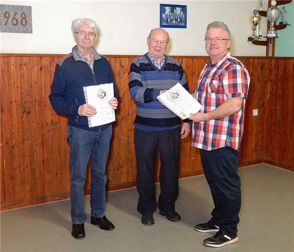 Die beiden geehrten Gründungsmitglieder Johannes Weber und Bernhard Dinkelbach mit dem Vorsitzenden Herbert Krins.