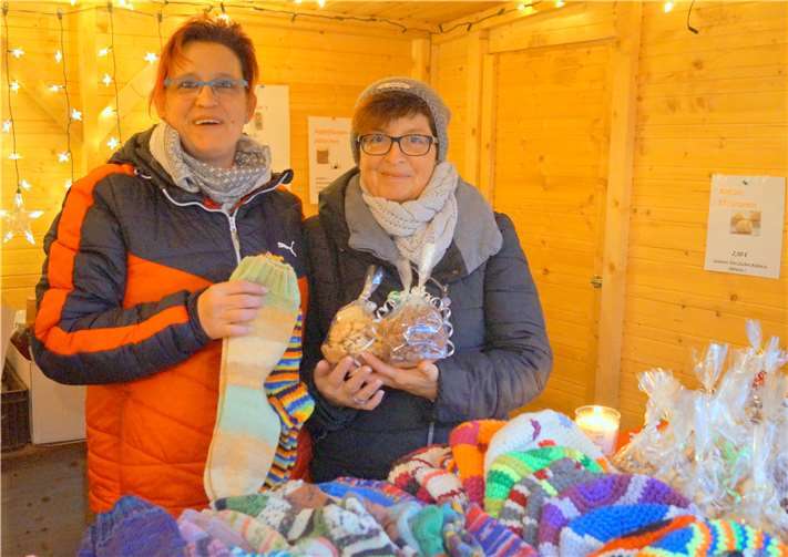 Die beiden hatten wärmende Socken, Schals undselbst gebackene Plätzchen im Angebot.