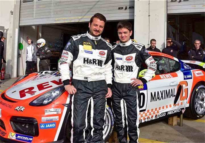 Die beiden in der Cayman GT4 Trophy siegreichen RTR-Piloten Marc Hennerici (links) und Moritz Oberheim.