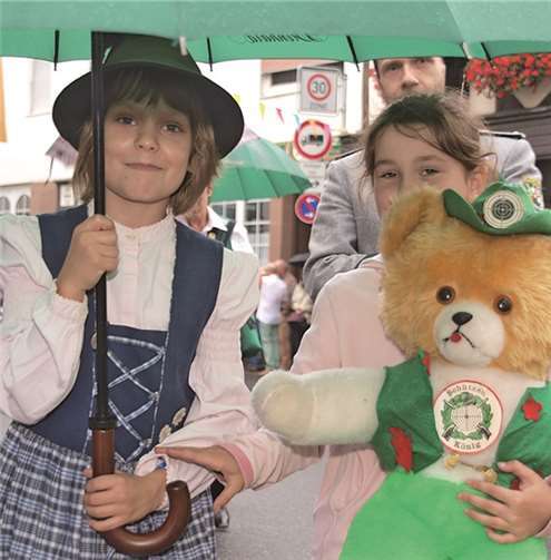Die beiden jungen Damen und ihr Teddy der „Schützenkönig“ hatten viel Spaß im Umzug.Udo Stanzlawski