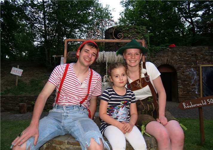 Mit Annika beim Räuber Hotzenplotz  Die beiden jungen Hauptdarsteller nehmen Annika in ihre Mitte.