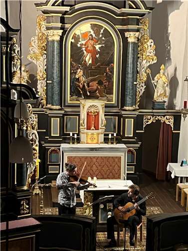 Die beiden jungen französischen Musiker Jean-Samuel Bez (Violine) und Raphael Berau (Gitarre), die in Wien leben, zogen die angereisten Besucher mit ihrer außergewöhnlichen Musik und Virtuosität in ihren Bann.  Foto: privat