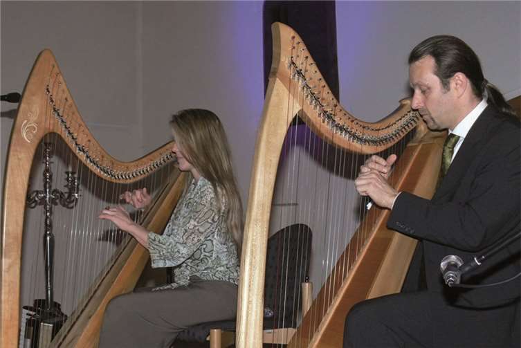 Die beiden keltischen Harfen der Künstler standen unkt des Geschehens. TE