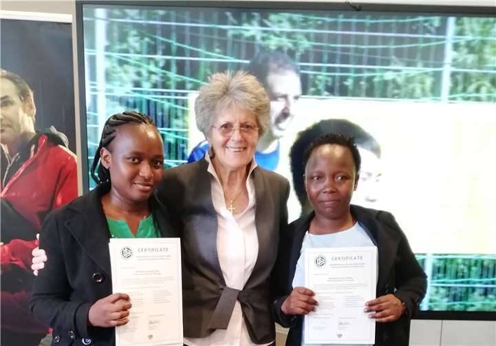 Die beiden kenianischen Fußballerinnen Miriam Anyango Okudo (l.) und Beatrice Navori Nekesa nahmen stolz ihre Diplome in Empfang. Copyright: SOLWODI