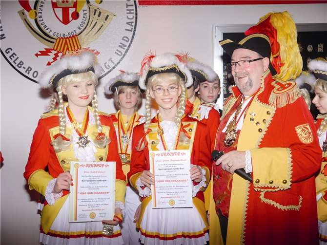 Die beiden mit dem Jugendverdienstorden ausgezeichneten Isabell Leinert und Fiona Gaul mit 1. Vorsitzenden der Narrenzunft Gelb-Rot, Heinrich Rudolf Reinhardt.Edgar Friedrich