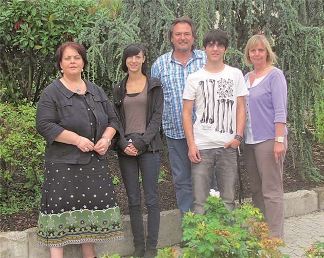 Die beiden neuen Absolventen des Freiwilligen sozialen Jahres, Saskia Albinsky und Gabriel Hofmann, gemeinsam mit Astrid Klasen, Stv. Einrichtungsleiterin (links), Frank Conrady, FSJ-Beauftragter in der Einrichtung (Mitte) und Einrichtungsleiterin Klaudia Racke-Hackenbruch (rechts). Caritas Zentrum