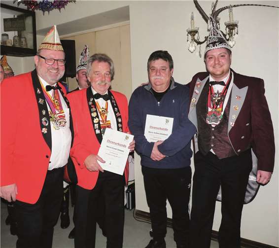 Die beiden neuen Ehrenkappenträger Achim Schubach (2.v.re.) und Ernst Simons (2.v.li.) mit Sitzungspräsident Timo Schubach (re.) und dem KGN Vorsitzenden Uwe Ammel (li.).