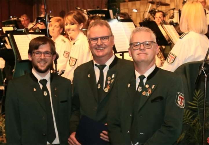 Die beiden neuen Ehrenmitglieder Eberhard Seibert (M.) und Hubertus Strüder (re.).
