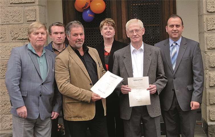 Die beiden neuen Ehrenmitglieder und Gründer Bruno und Karl Bläser (m. Urkunden) im Kreise von Spessarter FWG’lern sowie Gründungsinitiator Peter Schäfer.privat