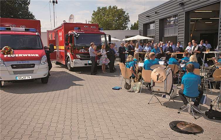 Die beiden neuen Feuerwehrfahrzeuge wurden feierlich in den Dienst gestellt.