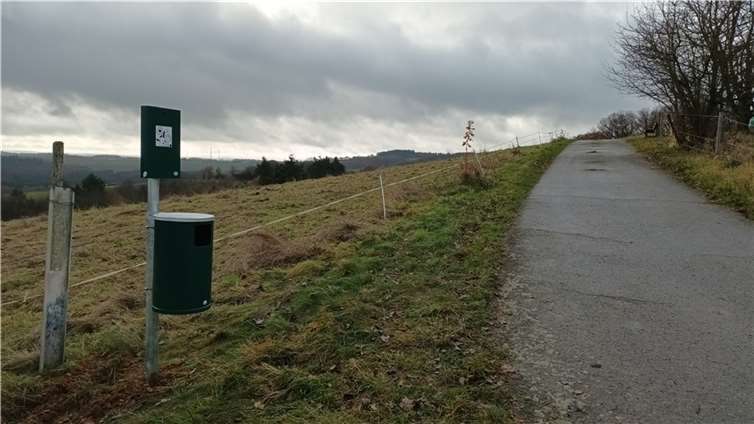 Die beiden neuen Hundetoiletten. Fotos: Ortsgemeinde Macken