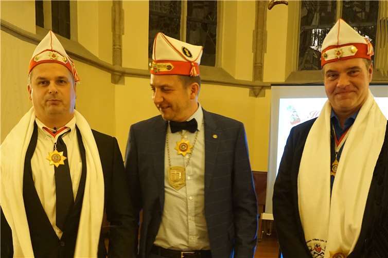 Die beiden neuen Mitglieder der Schweren Artillerie, Willi Zibert (links), Thorsten Weber (rechts), nach der feierlichen Aufnahme und Verleihung des Korpsordens durch den Commodore Christian Siebertz (Bildmitte).