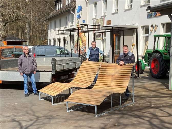 Die beiden neuen Sonnenliegen in Herschbach. Foto: privat
